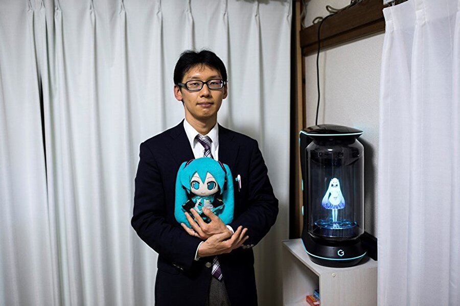 Japonya'nın başkenti Tokyo'da eşine az rastlanır bir evlilik gerçekleşti. Japon öğretmen Akihiko Kondo, hologram Hatsune Miku ile evlendi.
