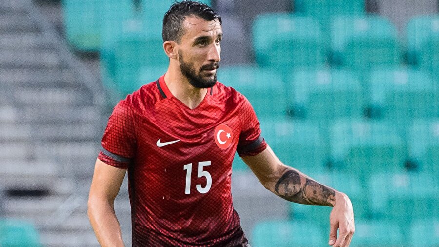 Mehmet Topal, A Milli Takım forması ile birlikte.