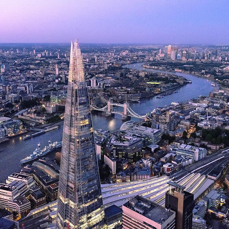 Tower Bridge üzerinde uçan, modernliği temsil eden simgeler, Londra