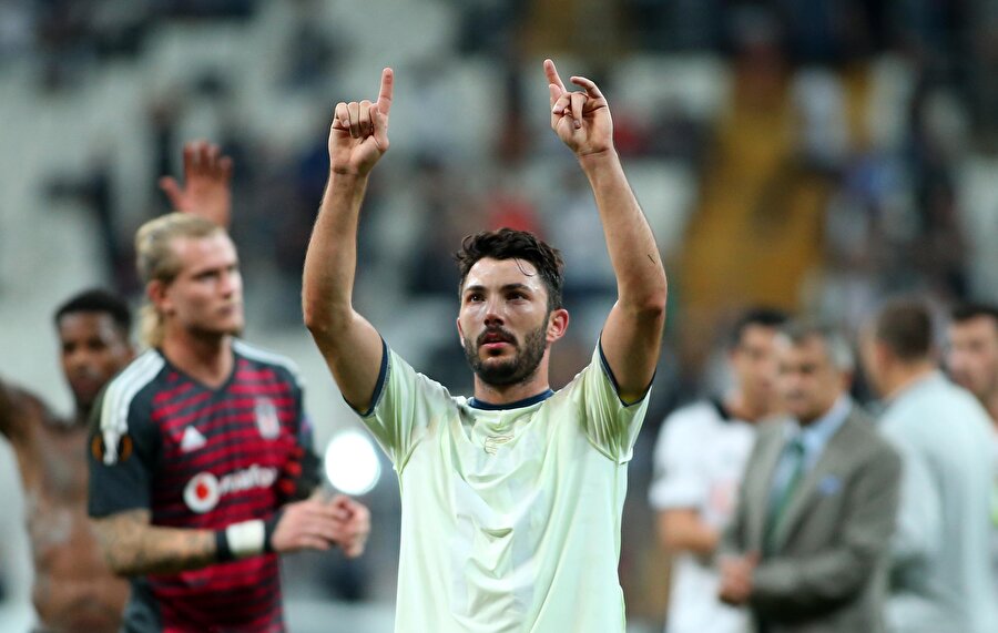 Tolgay Arslan, Beşiktaş tribünlerini selamlıyor.