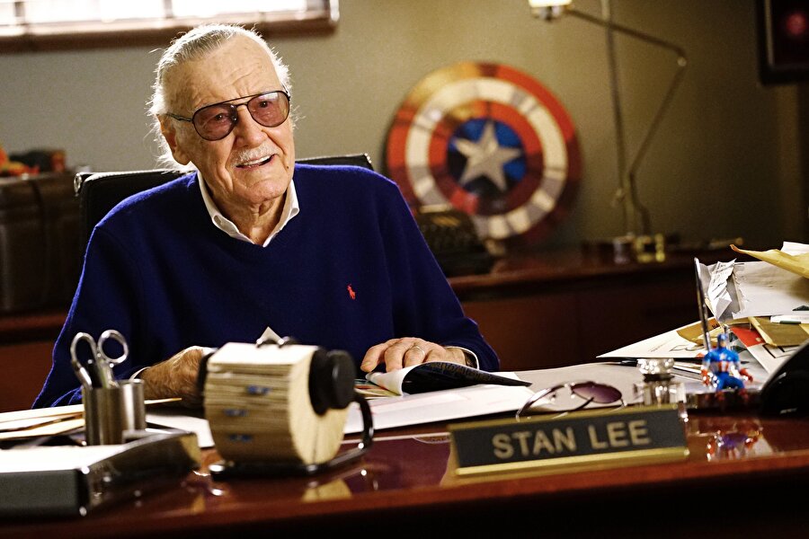 Dünyanın en başarılı içerik üreticilerinden Stan Lee ve Captain America temalı ofisi.