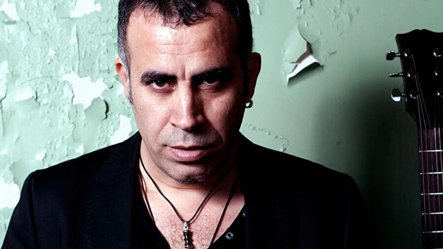 Türkiye'de en fazla konser veren sanatçıların başında gelen Haluk Levent, kurduğu AHBAP Derneği ile Türkiye'nin dört bir yanına yardım eli uzatıyor.