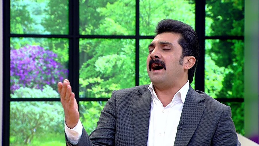 Popstar yarışmasındaki tavırları ve farklı tarzıyla hafızalara kazınan Bayhan Gürhan, katıldığı magazin programında İngilizce şarkı söyledi.