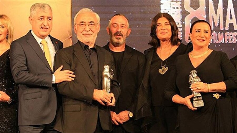 Şener Şen'e ödül verdi
Son olarak Malatya Büyükşehir Belediyesi tarafından 8'incisi düzenlenen "Malatya Uluslararası Film Festivali" ödül töreninde gündem olan Cem Yılmaz, Şener Şen'e ödülünü vermişti. Festivalde, sinema sanatçıları Şener Şen ve Perran Kutman ile yönetmen Osman Sınav'a 'Onur Ödülü' verildi.