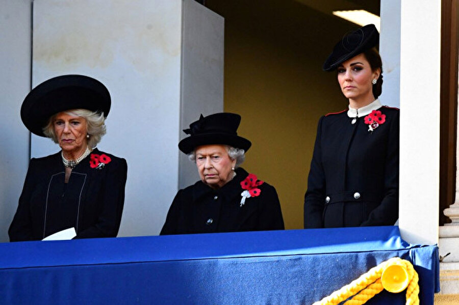 Töreni ayrı balkonlarda izlediler
Ardında 20 milyondan fazla ölü bırakan bu savaşı sona erdiren Mütareke Günü anma etkinliklerinde, Meghan Markle ve Kate Middleton'ın ayrı balkonlarda töreni izlemesi gözlerden kaçmadı.