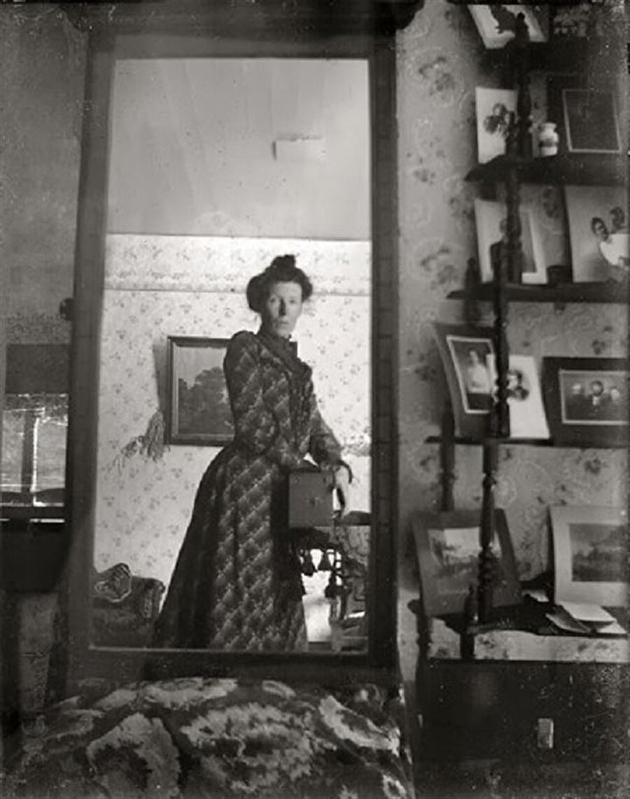 Tarihteki ilk selfie'de denilebilir: Aynadan kendi fotoğrafını çeken ilk kadın.

                                    
                                