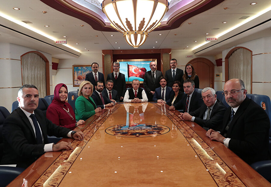 Cumhurbaşkanı Erdoğan, Fransa dönüşü uçakta gazetecilerle sohbet etti.