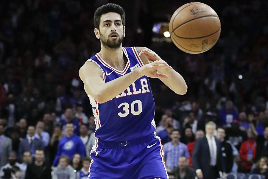 Furkan Korkmaz, pas verirken.