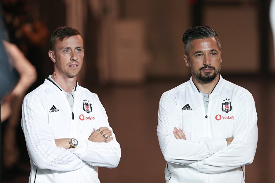 Guti ve Mansız, Vodafone Park'ın soyunma odası koridorunun çıkışında oyuncuların ısınmalarını takip ediyor...