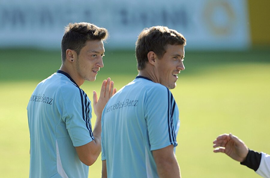 Arşiv: Max Kruse ve Mesut Özil, milli takım kampında birlikte antrenman yapıyor...