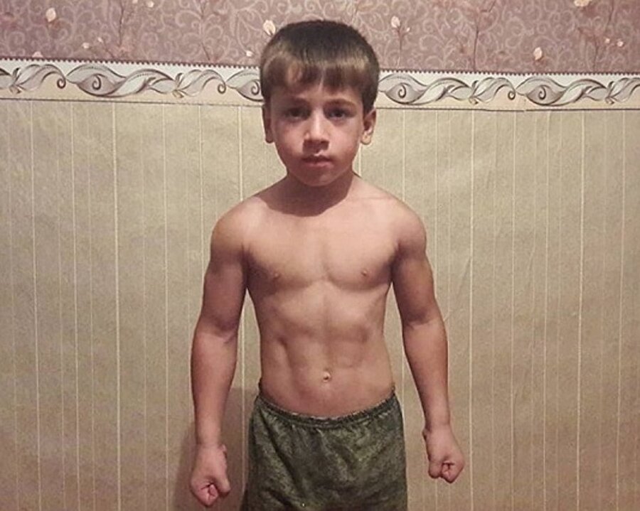 Rahim Kuraev, küçük yaşına rağmen güçlü vücut yapısıyla dikkat çekiyor.