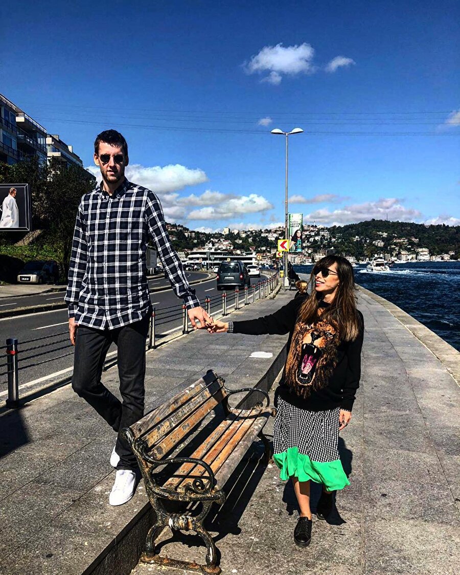 Jan Vesely, eşiyle birlikte sahilde yürürken...