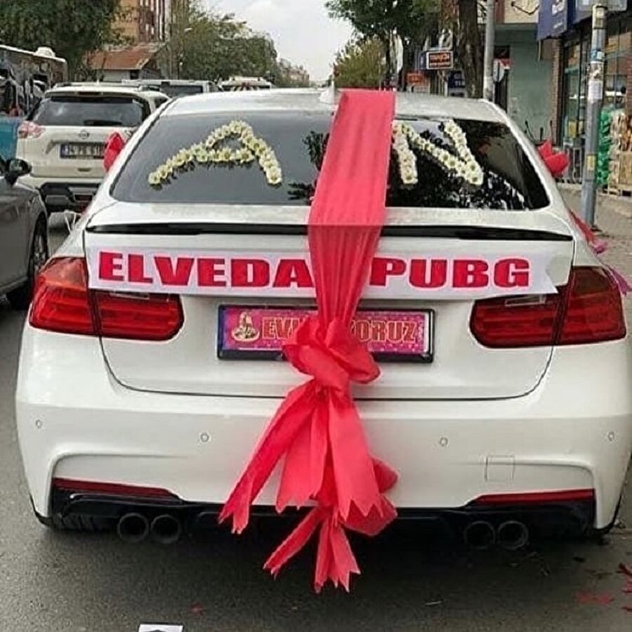 Böyle giderse benim düğün arabama da aynısını yazacağım 