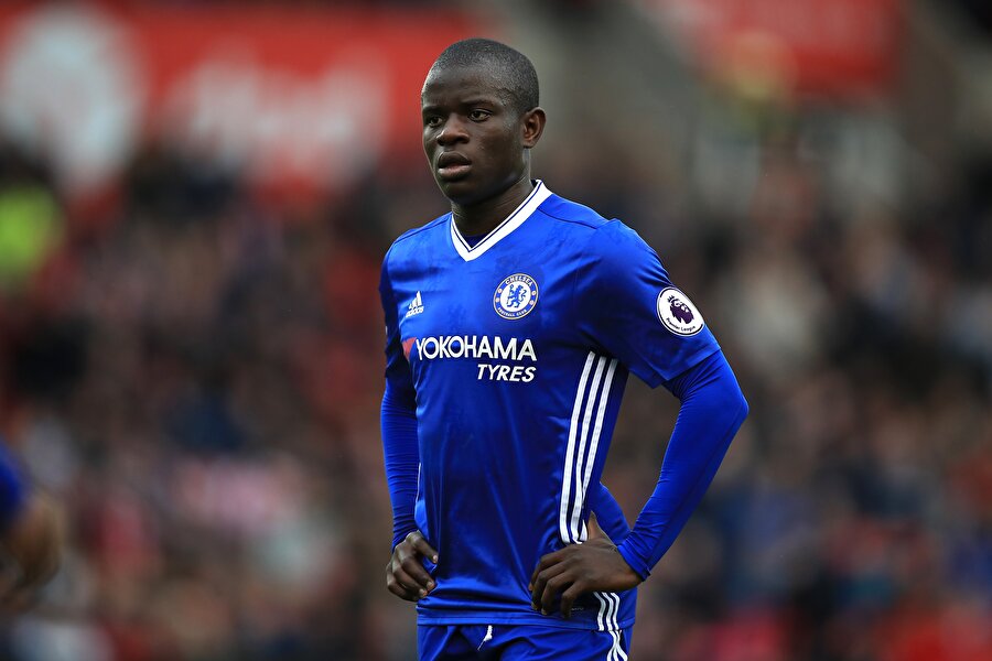 N'Golo Kante, Chelsea formasıyla mücadele ettiği maçta duran topta aktif dinlenme gerçekleştiriyor.