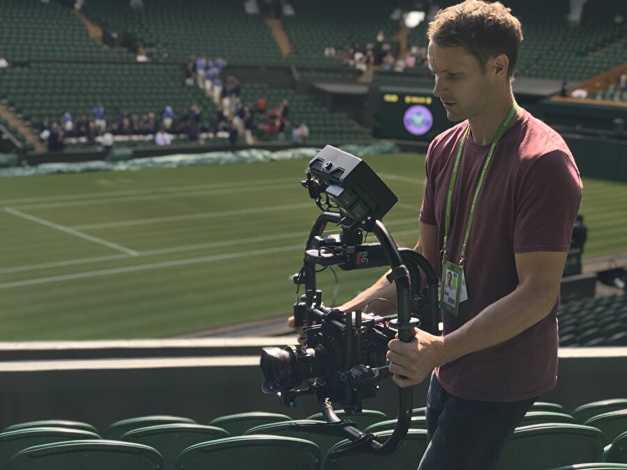 Spor dünyasına çok uzak olduğunu söylemek yanlış olur. Zira kendisi İngiltere’de spor yayıncılığı adına kırılma noktası olan Eurosport’un Wimbledon’ın yayın haklarını alması sürecinde etkin rol oynadı.

                                    
                                