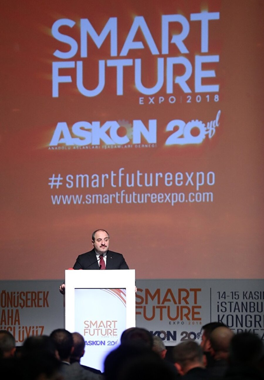 Sanayinin dönüşümü ve akıllı şehirler gibi konuların işlendiği zirvenin açılış konuşmasını Sanayi ve Teknoloji Bakanı Mustafa Varank yaptı. 