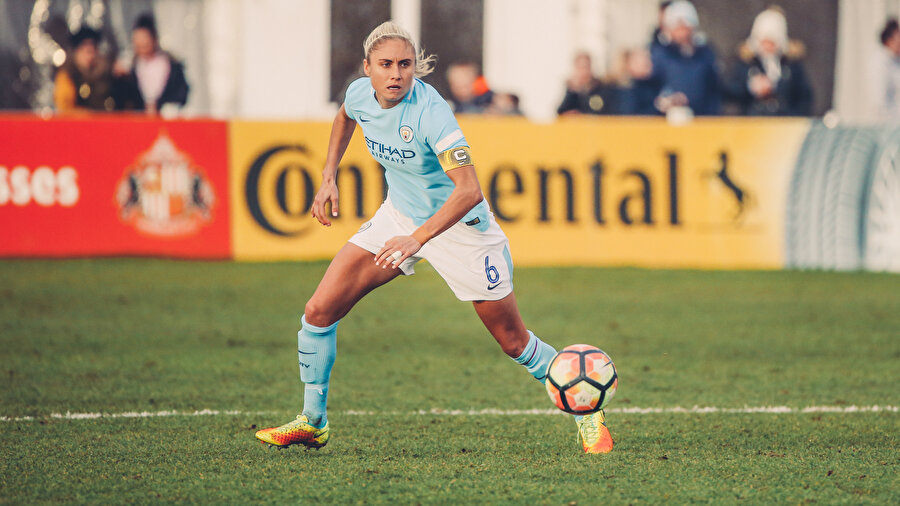 Steph Houghton topa gelişine vurmaya hazırlanıyor.
