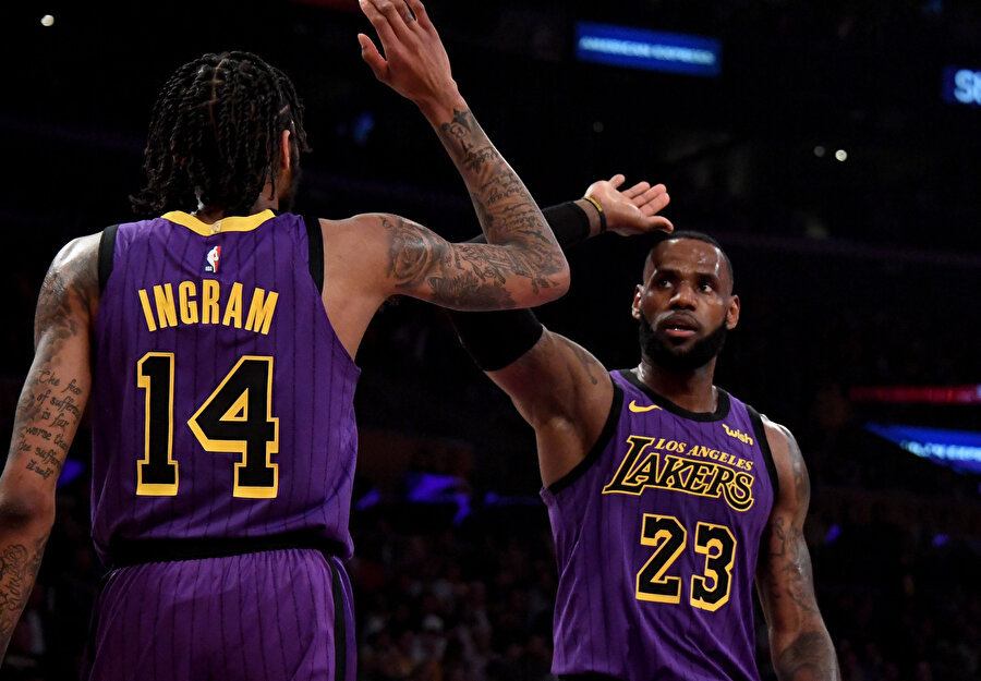 LeBron James ve Ingram galibiyeti kutluyor.