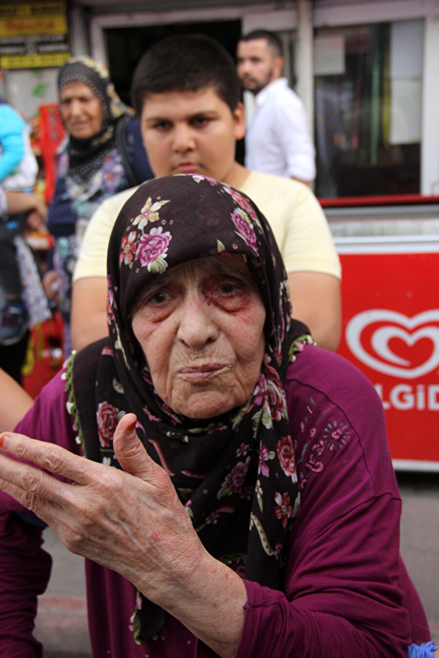 78 yaşındaki annesini darp etti

                                    Adana'nın Seyhan ilçesinde bağlı Yeşilyurt Mahallesi'nde gerçekleşen olayda edinilen bilgiye göre; 2014 yılında mücadele ettiği lösemi hastalığına yenik düşerek hayatını kaybeden sanatçı Murat Göğebakan'ın kuzeni Tarkan Göğebakan, 78 yaşındaki annesi Adile Göğebakan'ı darp ettiği ortaya çıktı. 
                                