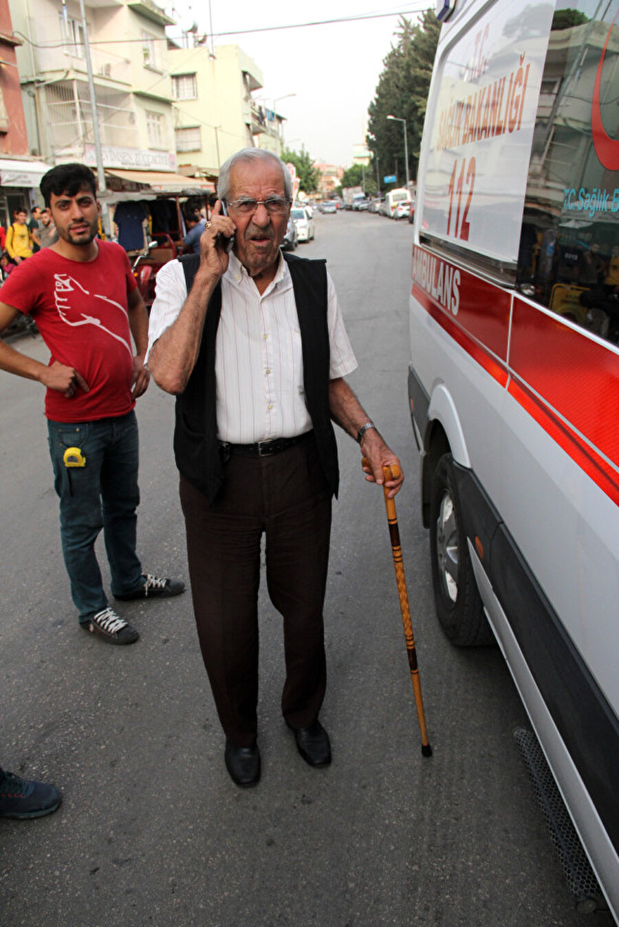 Baba hiçbir şey yapamadı

                                    Baston ile güçlükle yürüyen baba Göğebakan ise, oğlunun eşini dövmesine engel olamadı. Zanlı, daha sonra olay yerinden kaçarak uzaklaştı. Durumu öğrenen vatandaşlar, olay yerine ambulans çağırdı.
                                