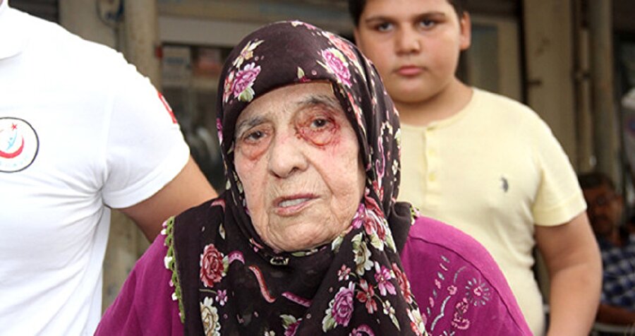 Usta sanatçı Murat Göğebakan'ın kuzeni, annesini dövdüğü iddialarıyla gündem oldu.
