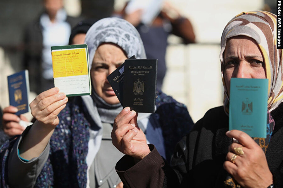 İsrail, Filistinlilerin sadece topraklarını işgal altında tutmuyor; onları kimlikler ve pasaportlar üzerinden de bölmeye devam ediyor.