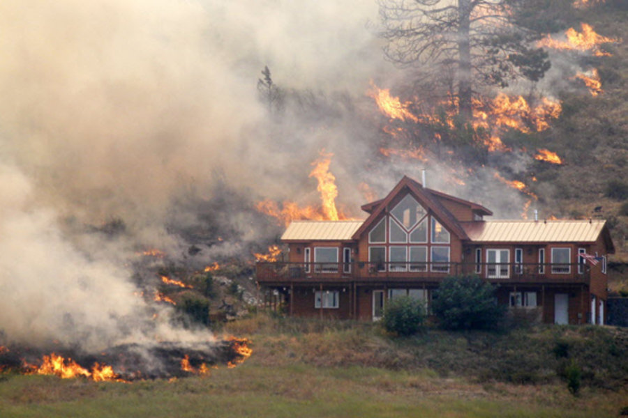 Orman yangını sırasında evinizi korumak mümkün mü?

                                    
                                    
                                    
                                    
                                    Orman yangınları güçlü ve tehditkâr olmasına rağmen yangına yakın hanelerde riskler azaltabilir.  Özellikle ateşe dayanıklı çatılara sahip evlerin yangından etkilenmeme şansı fazla. Ev sahipleri olukları ve çatı kaplamaları dahil olmak üzere yapının etrafındaki yanıcı maddeleri de çıkardığında risk azalır. 

  


  
Aileler, evleri ve çevredeki vahşi yaşam arasında korunaklı bir bölge oluşturabilirler. Bu, yapıların 9 metre mesafede kurutulmuş yapraklar ve odun yığınları gibi ateş alabilecek herhangi bir şeyin temizlenmesiyle mümkün olabilir. Bu önlemler yangının yolunu keser ve hızını yavaşlatır.
                                
                                
                                
                                
                                