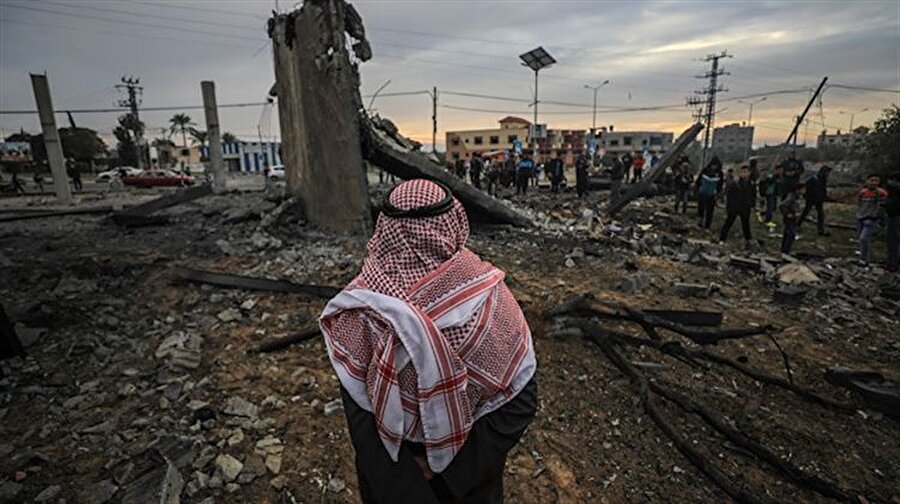 İsrail'den Gazze'ye saldırı: 7 şehit
Filistin Kızılayından yapılan açıklamaya göre, İsrail ordusunun abluka altındaki Gazze Şeridi'nin güneyine yaptığı saldırıda 6 Filistinli şehit oldu, 7 Filistinli yaralandı. Öte yandan İsrail ordusundan olaya ilişkin yapılan yazılı açıklamada, "Kuvvetlerimiz, Gazze Şeridi'nde bir güvenlik operasyonu gerçekleştirdi. Operasyonun ardından çatışmalar yaşandı." ifadesi kullanıldı.