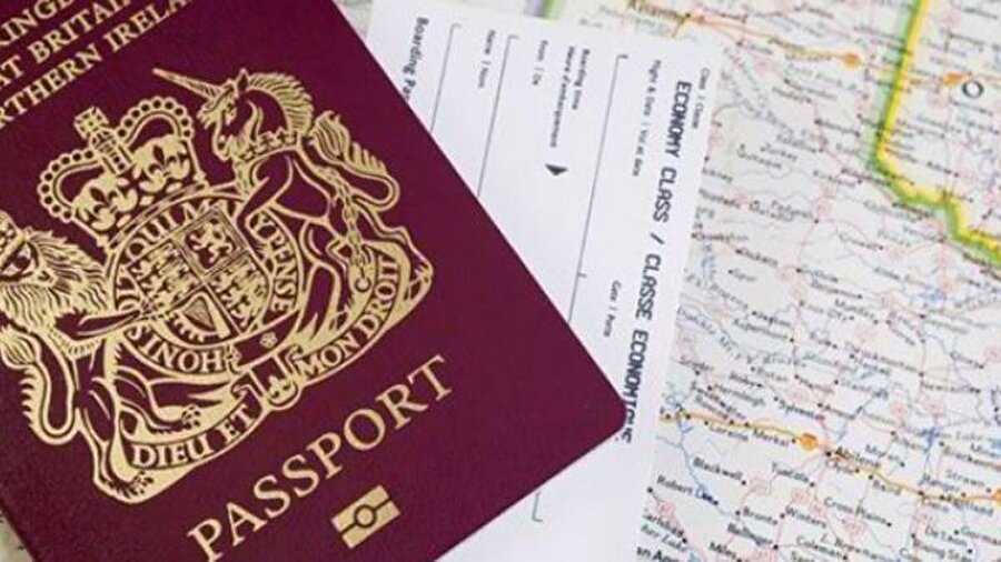 6. İngiltere vatandaşlığı mümkün mü?

                                    
                                    
                                    Bu vize türü ile İngiliz vatandaşlığı edinmek mümkün. Hatta İngiliz pasaportu alabilmek diğer vize türlerine göre daha kolay olarak yorumlanıyor. Ancak vatandaşlığa başvurma süresi 16 Mart 2018 tarihinde değişti. Artık İngiltere’ye yerleştikten 6 yıl sonra vatandaşlığa başvurmak mümkün. Bu süre 16 Mart 2018’e kadar 5 yıl idi.
Bu anlaşma ile İngiltere’ye giriş yapan kişilere başlangıçta 1 yıl vize veriliyor. İşlerinde başarılı olanlara devamında 3 yıl uzatma veriliyor. Yeni uygulama ile bu 3 yılın sonunda da işlerini başarılı şekilde sürdürüp yaşam masraflarını karşılayanlara tekrar uzatma veriliyor. Bu vize ile ülkede 5 yıl iş yaptıktan sonra süresiz oturum (kalıcı oturum) başvurusu yapılıyor. Süresiz oturumdan 1 yıl sonra ise vatandaşlık başvurusu yapılabiliyor. Süresiz oturum hakkı elde eden kişilerin sadece kendi işini yapma zorunluğu ortadan kalkıyor. Kişi başka bir işte veya hem kendi işinde hem de başka bir işte kadrolu çalışma hakkını elde eder.
                                
                                
                                