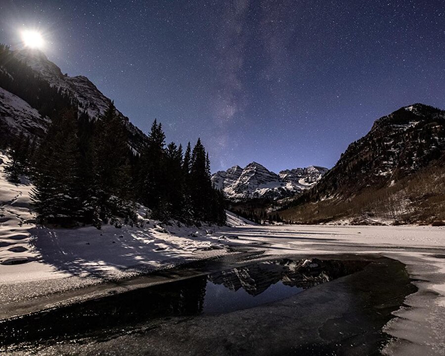 Berrak gökyüzü ve ay ışığında Rocky Dağları'nın muhteşem manzarası