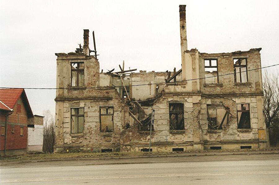 1,3 milyar avro zarar
İkinci Dünya Savaşı'nın ardından Avrupa'da en büyük yıkımın yaşandığı şehirlerden Vukovar'daki zararın 1,3 milyar avrodan fazla olduğu tahmin ediliyor.