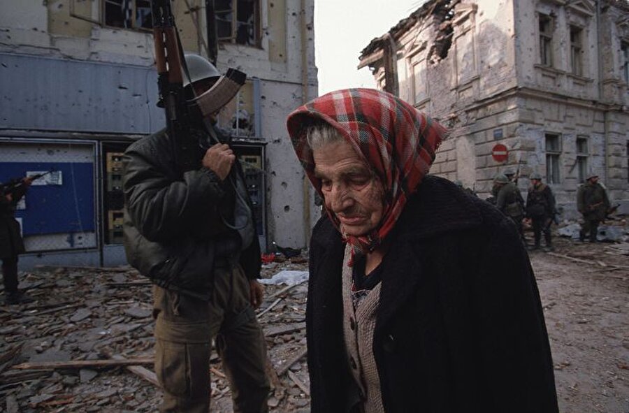 Sırp olmayan nüfus sürgün edildi
Kuşatmanın ardından başlayan Sırp işgali 15 Ocak 1998'e kadar sürerken, işgal döneminde şehirde ve civardaki Sırp olmayan nüfus sürgün edildi, Vukovar Hastanesi'ndeki yaralı ve çalışanlara yönelik çeşitli savaş suçları işlendi.