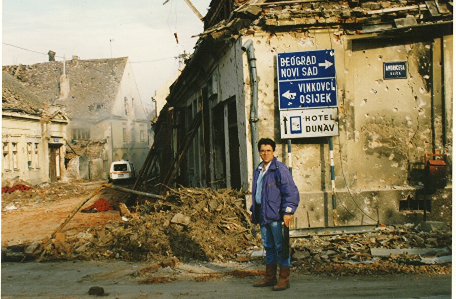  18 Kasım 1991'de şehir Sırplara geçti
Kuşatma altındaki şehirde yaşam koşulları da zordu. Elektrik olmadığı gibi su ve yiyecek de kısıtlıydı. Siviller haftalarca bodrum ve sığınaklarda kalıyor, şehir hastanesi ağır hasar gördüğünden zor şartlarda ihtiyaca cevap vermeye çalışıyordu. Tüm katları boşaltılmış hastane, sadece bodrum katında hizmet veriyordu. Bazı günlerde 11 binden fazla bombanın düştüğü şehir, 18 Kasım 1991'de Sırp güçlerinin eline geçti.