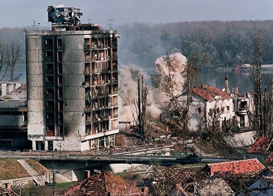 'Büyük Sırbistan' 
Şehir tamamen yerle bir edilse de Vukovar'daki direniş Yugoslavya'nın dağılmasında sembolik bir öneme sahip oldu. Zira Vukovar'daki çatışmada Yugoslav ordusunun Sırbistan'ın o dönemde cumhurbaşkanı Slobodan Milosevic'in "Büyük Sırbistan" ideolojisini destekleyen bir orduya dönüştüğü görüldü.