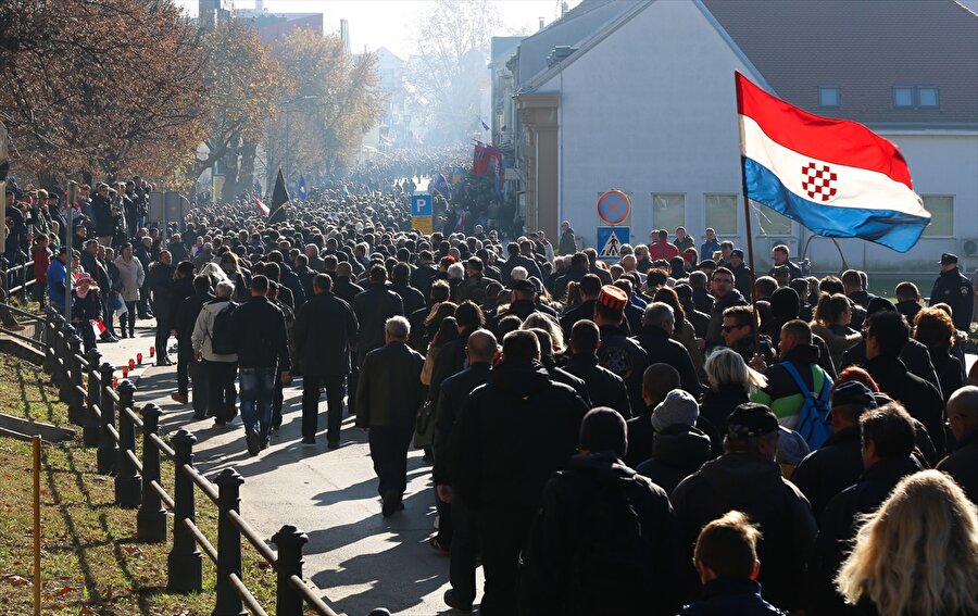 Anma günü düzenleniyor
Hırvatistan Meclisinin 1999'da aldığı kararla her yıl 18 Kasım günü "Hırvat bağımsızlığının sembolü" olarak nitelendirilen Vukovar şehrindeki kurbanlar ve şehrin savunucuları için anma törenleri düzenleniyor.