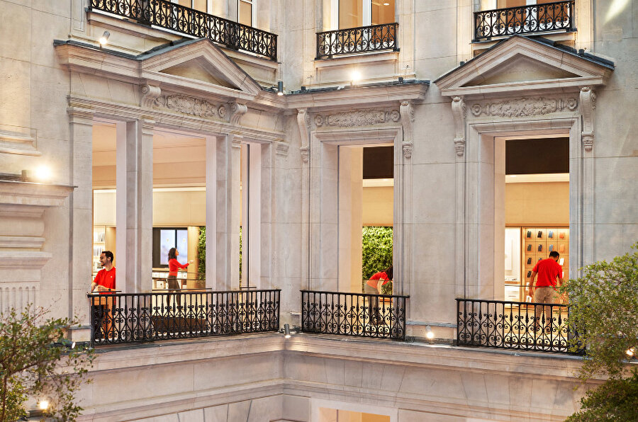 Apple, Champs-Elysees meydanında, tarihi bir binanın içine satış mağazası açtı.