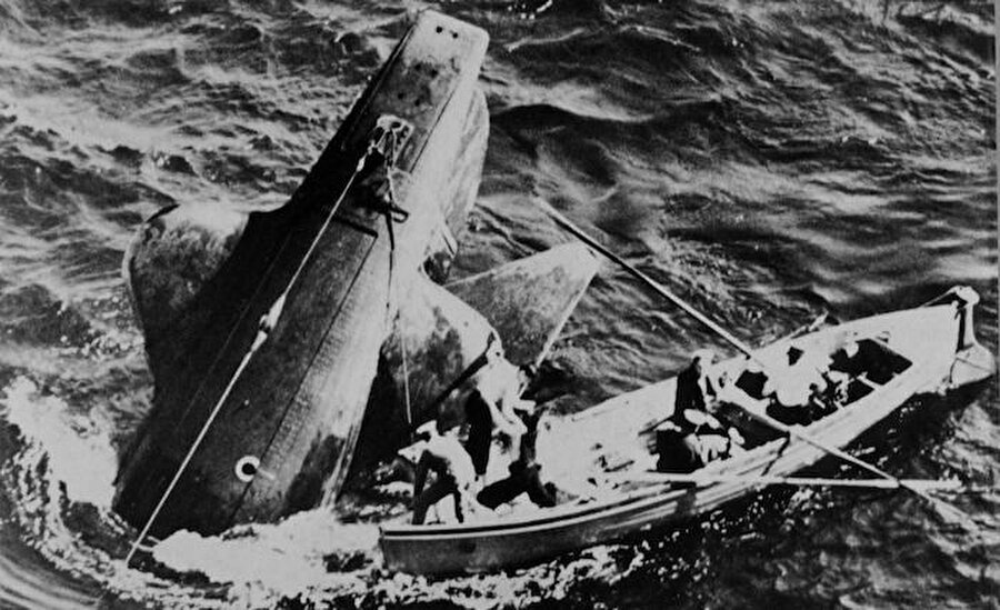 HMS Thetis (1939)
İngiliz denizaltısı HMS Thetis Liverpool Körfezi'ndeki deneme dalışlarında su almaya başladı ve battı.O sırada Thetis'te bulunan 103 kişiden yalnızca dördü kurtuldu.