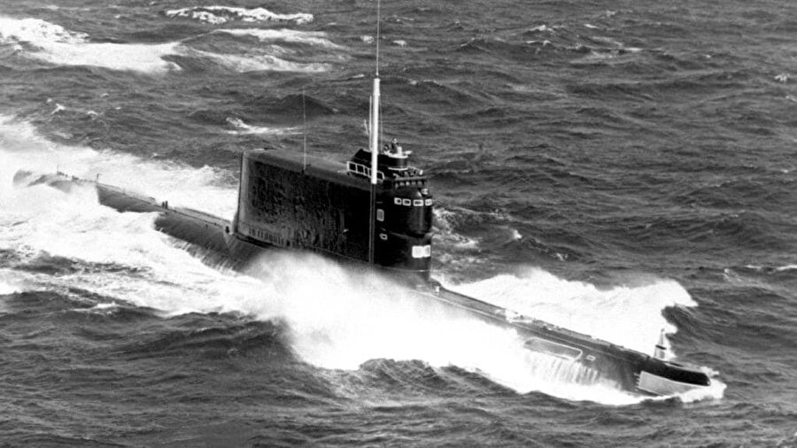 K-129 (1968)
Nükleer silahlarla dolu Sovyet denizaltısı Pasifik'teki bir devriye görevinde 98 mürettebatıyla birlikte battı. Denizaltının enkazı Hawaii'nin Ohau adasının kuzeyinde bir ABD denizaltısı olan USS Halibut tarafından bulundu.

  


  
Kazayla ilgili farklı teoriler bulunuyor. Bunlardan biri, bir ABD aracıyla çarpışma; fakat bu ihtimal Washington tarafından her zaman reddedildi ve ABD donanmasının yaptığı inceleme sonucunda denizaltının "içeride gerçekleşen feci bir patlama" nedeniyle battığı açıklandı.