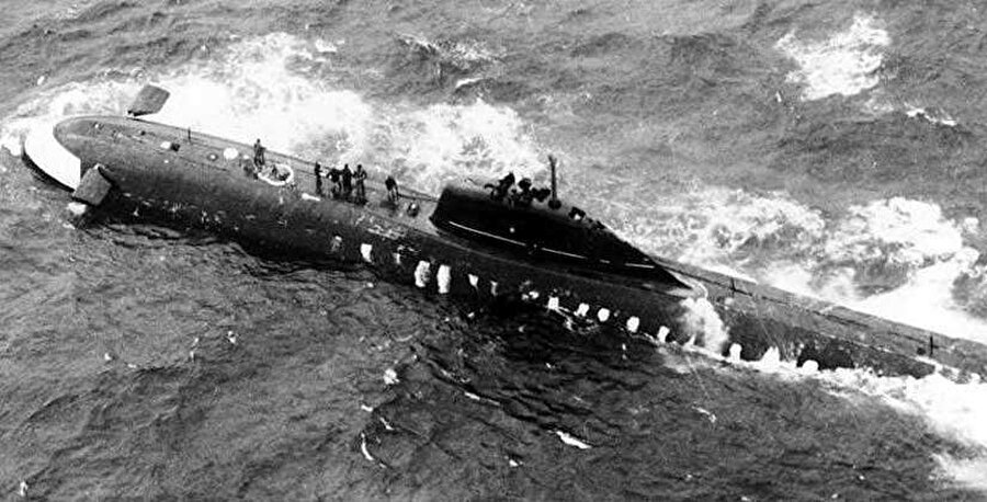 K-8 (1970)
Sovyet denizaltısı, aynı anda çıkan birden fazla yangın nedeniyle İspanya'nın kuzeyindeki Biskay Körfezi'nde battı ve içindeki 52 kişiye mezar oldu.
Denizaltından kurtulanlar da olmuştu fakat Sovyetler Birliği kurtulan kişilerin sayısını hiçbir zaman açıklamadı.