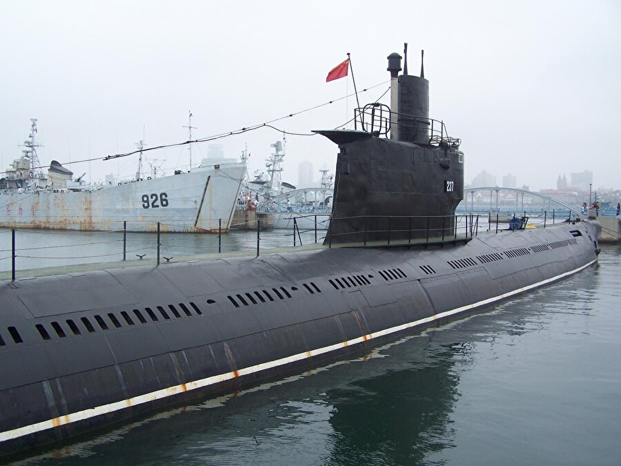 Ming 361 (2003)
Çin denizaltısı Çangşan adaları açıklarındaki bir tatbikat sırasında dizel motorunda bir sorun yaşadı. Sorun nedeniyle denizaltındaki tüm oksijen tükendi ve 70 kişilik mürettebat yaşamını yitirdi.

  


  
Bu Çin'in açıkladığı ilk ölümlü denizaltı felaketi oldu.