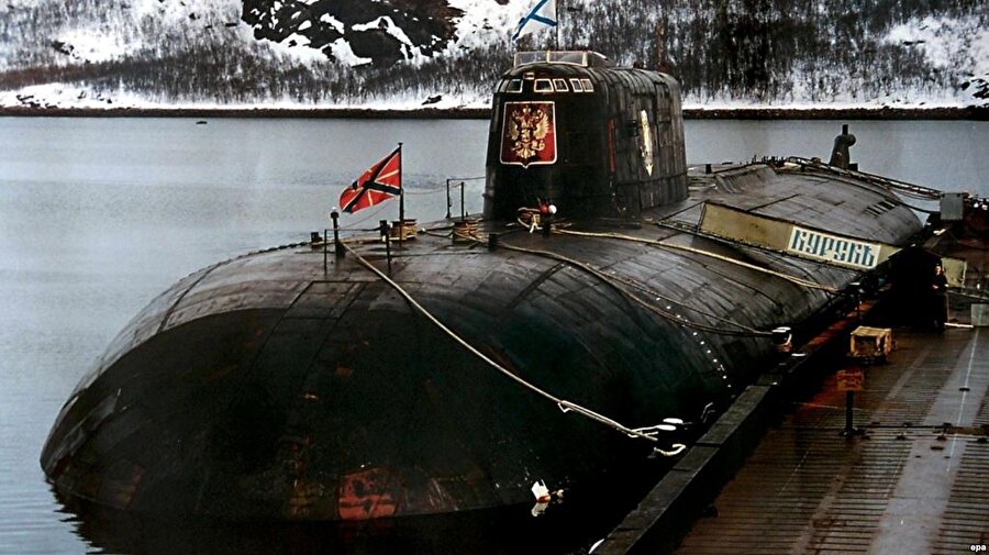 Kursk (2000)
Rus denizaltısı Kursk Norveç ile Rusya arasındaki Barents denizinde iki patlamanın ardından battı. Patlamaların torpido yakıtının sızması nedeniyle olduğu öne sürüldü.

  


  
118 mürettebatın çoğu olay anında yaşamını yitirdi. 23 kişi ise denizaltının arkasındaki bir bölüme kaçarak yardım beklemeye başladı. Fakat bu kişiler de bir haftanın sonunda havasızlıktan ötürü boğularak yaşamını yitirdi.
