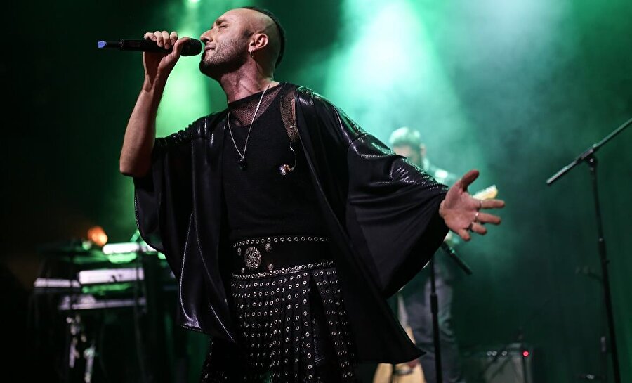Ünlü sanatçı Mabel Matiz, Kayseri'de verdiği konserde bir ara sahneden inip hayranlarının arasında şarkı söylemeye devam etti.