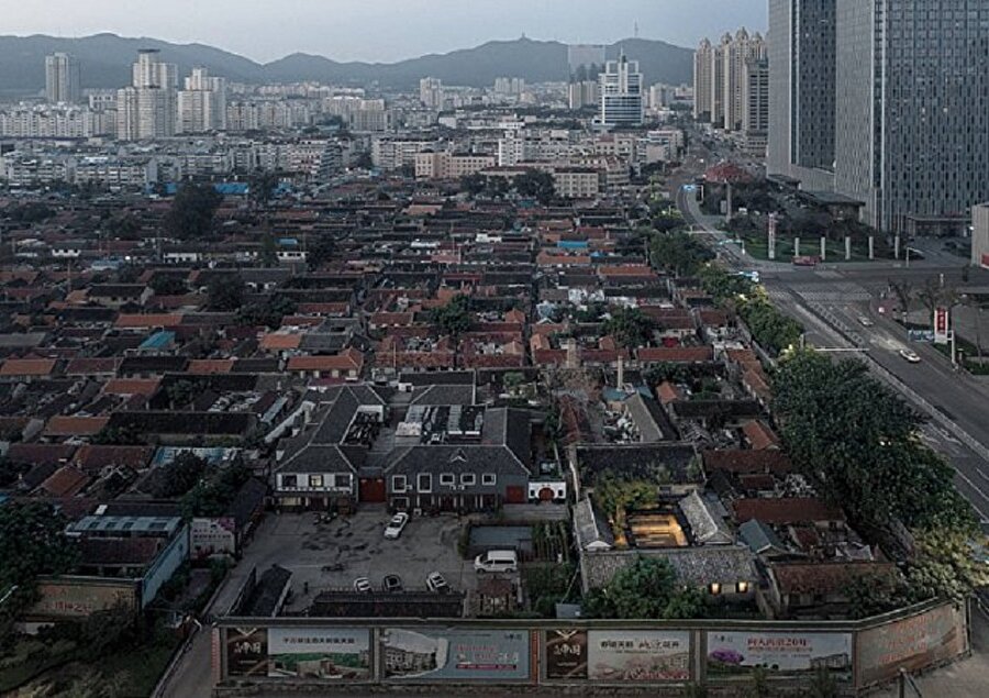 Çin’in Yantai kentinde bir avluyu çevreleyen yapı, kütüphane olarak tasarlandı.