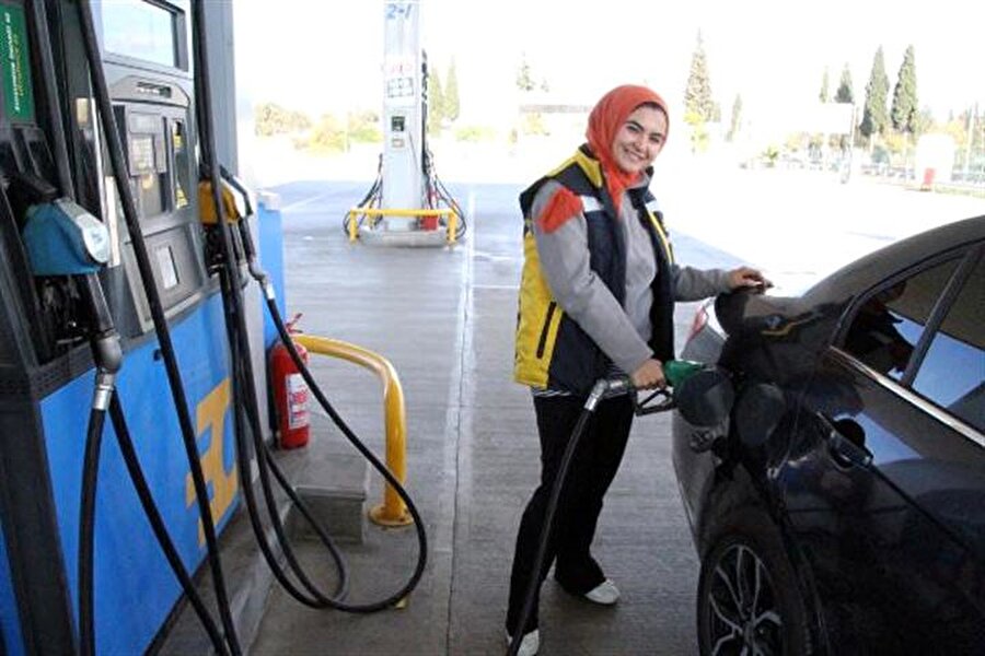 "İşimden çok mutluyum"
Sosyal medya hesaplarından para kazanmasına rağmen, çalışmaktan vazgeçmeyen Hanife Gürdal, İzmir Torbalı'daki bir akaryakıt istasyonunda pompa görevlisi olarak çalışıyor. 4 gündür İzmir- Aydın Karayolu üzerinde bulunan akaryakıt istasyonunda çalışan Gürdal, çok mutlu olduğunu, işini sevdiğini belirtti.