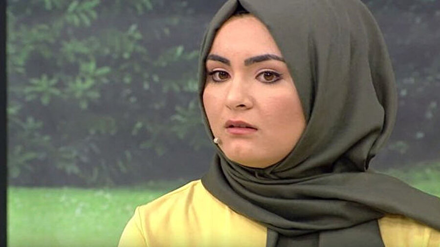 "Elemanı işten çıkınca beni çağırdı"
Kanal D ekranlarında yayınlanan 2. Sayfa programına telefona katılan Hanife Gürdal, ilk kez bu konuya dair konuştu:"Reklam için neden böyle zor bir işte çalışayım. Zor ama çok sevdim. Herkes yattığı yerden para kazanma derdinde... Zaten burası olmasaydı fabrikaya girmeyi düşünüyordum. Psikolojik olarak zor bir süreçten geçtim. Şu an çok mutluyum. İstasyon sahibi benim çok sevdiğim bir abim. Yanına gidip geliyorduk bir bayan eleman almış bunu duyunca ben de 'beni neden almadın' dedim. Elemanı işten çıkınca beni çağırdı."