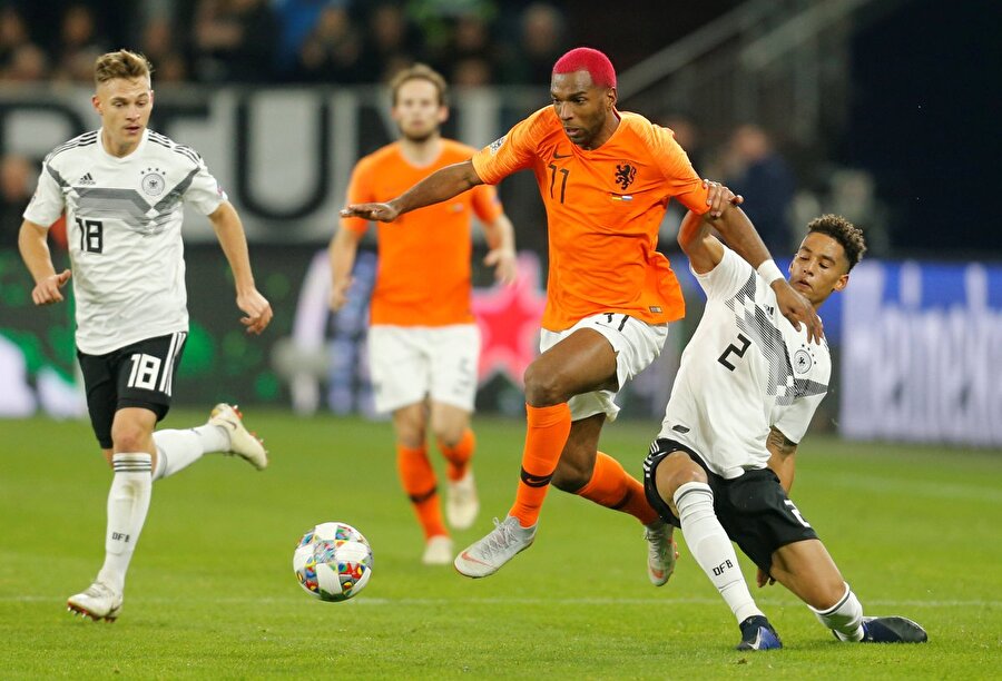 Ryan Babel, ikili sıkıştırmadan kurtulmaya çalışıyor...