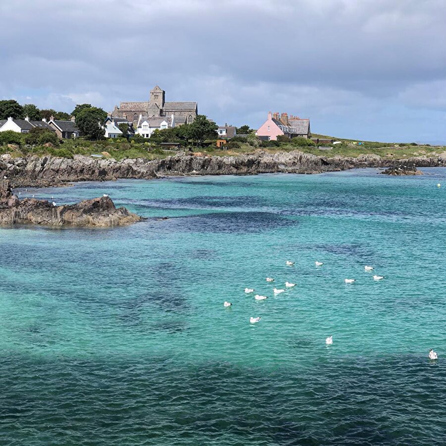 İskoçya'nın batı kıyısında küçük bir ada