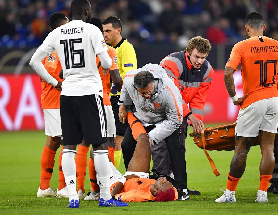 Ryan Babel'e ilk müdahale saha içerisinde yapılıyor.