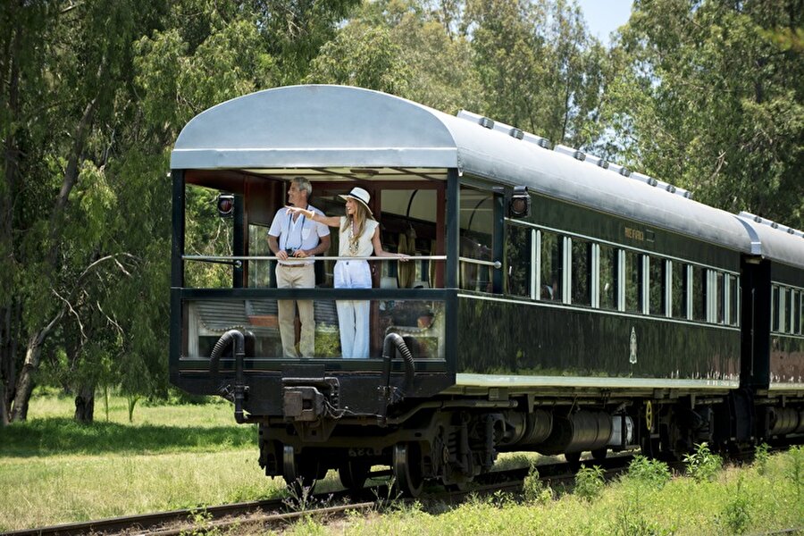 8) Rovos Rail ile yapılan bir yolculuk, herhangi bir seyahat güzergahına heyecan verici bir hava katıyor, diğer Afrika Seyahat turlarına ve safarilere kolayca dahil olabiliyor

                                    
                                