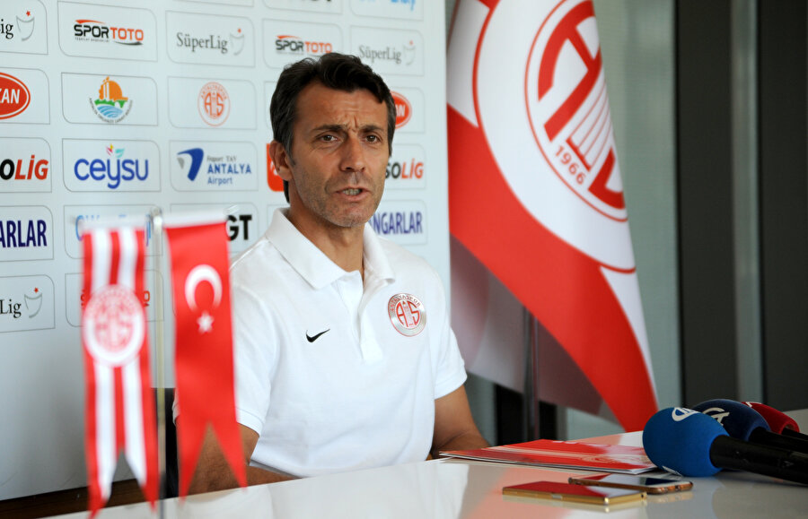 Antalyaspor
Taktik: 4-1-4-1 (6 kez)Taktik: 4-2-3-1 (4 kez)Taktik: 4-4-2 (2 kez)